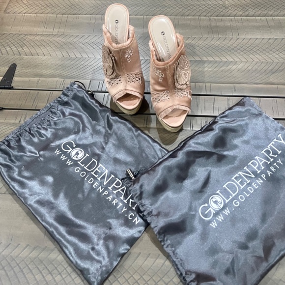 Beautiful, rare Golden Party Satin Mules - Picture 3 of 4